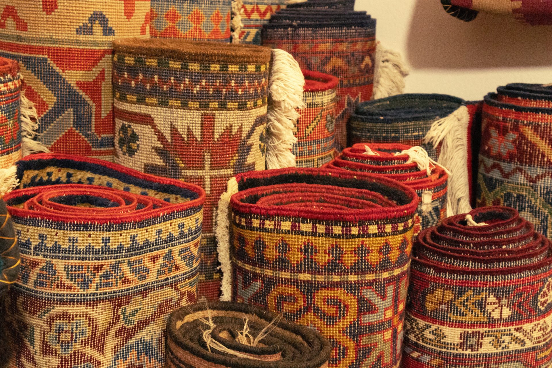 A bunch of baskets that are sitting on the floor